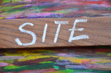 Siyah arkaplanda ahşap tabela