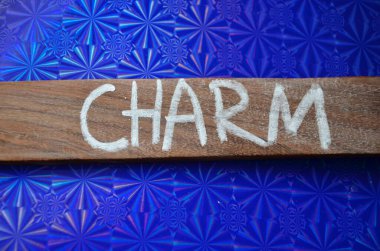 Tek kelimeli tahta tabela.