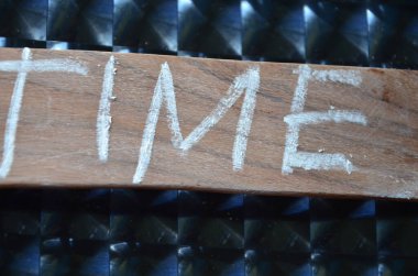 Tahtada zaman yazılı..