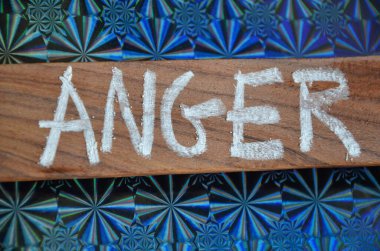 Siyah bir arkaplanda 