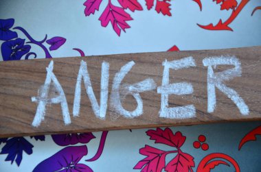 El yazısı stresi. Stres veya zihinsel durum anlamına gelen kavram ve arka planda tahta bir kağıt parçasına yazılmış bir şeyin etkisi olmak.