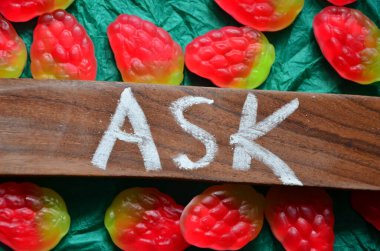 Kelime yazma metni soru sor. İş fotoğrafı sergisi birine yardım etmeni ya da bir şey istemeni istiyor.