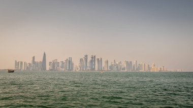Modern Doha silueti akşam ışığında körfezin karşısından görülüyor.