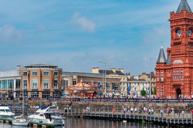 Galler, Cardiff - Haziran 2018: Cardiff liman cephesi ve Denizkızı Quay 'de birçok bar ve yenileyenler.