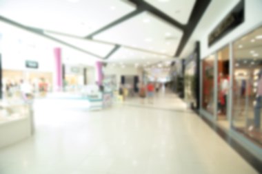 Mağaza bokeh arka plan bulanıklık. İş adamları siluetleri