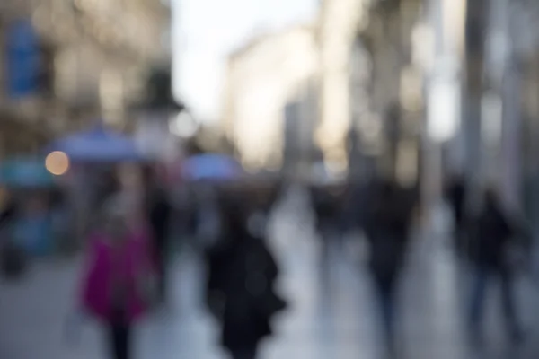 Pessoas em Bokeh, rua de Belgrado — Fotografia de Stock