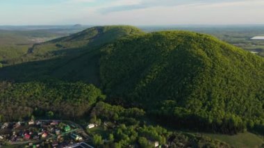 Bir bahar günü Shikhan Kushtau adlı kireçtaşından oluşan antik deniz resifinden geriye kalanlar. Hava görünümü.
