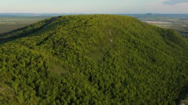 Bir bahar günü Shikhan Kushtau adlı kireçtaşından oluşan antik deniz resifinden geriye kalanlar. Hava görünümü.