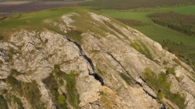 Kireç taşı Shikhan Toratau 'dan oluşan antik denizin resifinden geriye kalanlar. Hava görünümü.