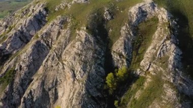 Kireç taşı Shikhan Toratau 'dan oluşan antik denizin resifinden geriye kalanlar. Hava görünümü.
