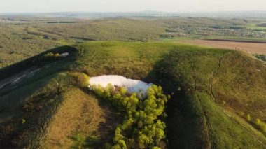 Kireç taşı Shikhan Toratau 'dan oluşan antik denizin resifinden geriye kalanlar. Hava görünümü.