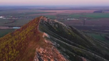 Kireç taşı Shikhan Yuraktau 'dan oluşan antik deniz resifinin kalıntıları. Hava görünümü.