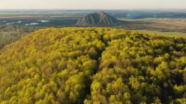 Kireç taşı Shikhan Yuraktau 'dan oluşan antik deniz resifinin kalıntıları. Hava görünümü.