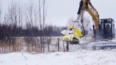 Çalılıklardan arazi arsalarını temizliyorum. Promac 36 BT RSMDC fırça kesici montajı CAT312 DL iş yerinde.