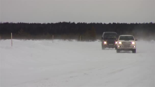 吹雪の中で冬の道路上のトラフィック トヨタとGaz Sable — ストック動画