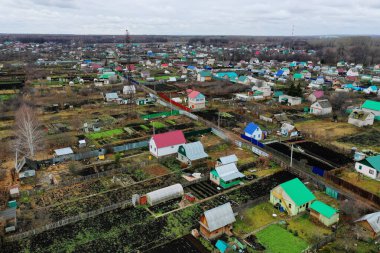 Dachas ve banliyödeki yazlık evler. Hava görünümü.