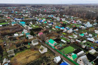 Dachas ve banliyödeki yazlık evler. Hava görünümü.