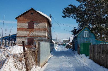 Dachas ve kışın banliyöde yazlık evler.