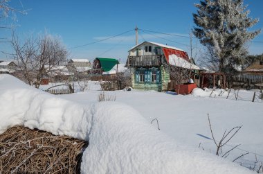 Dachas ve kışın banliyöde yazlık evler.