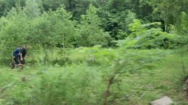 Spor turizmi. Önden gidiyorum. İki sporcu ormanda koşuyor..