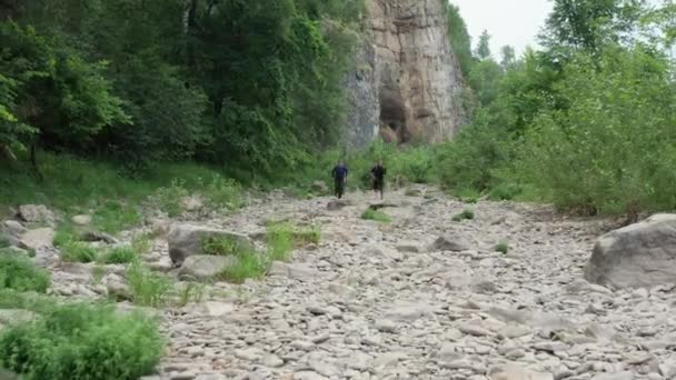 Sport Tourism Trailrunning Two Athletes Run Bed Dried Stream — Stock Video