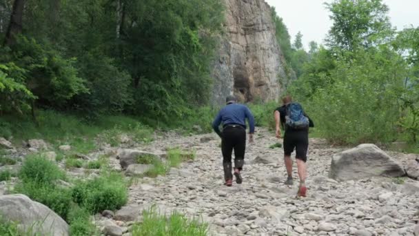 Sporttourismus Trailrunning Zwei Sportler Laufen Bett Eines Ausgetrockneten Baches Entlang — Stockvideo