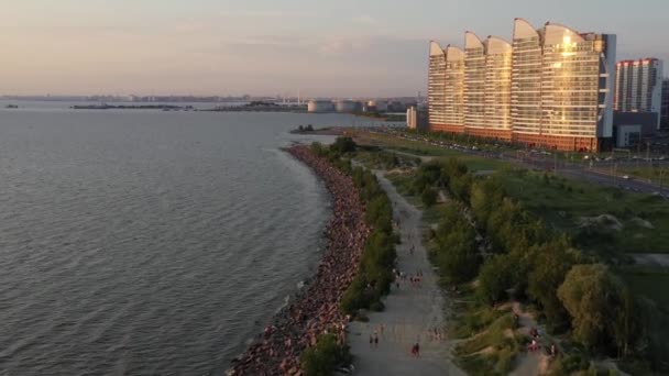 Санкт Петербург Пляж Біля Нових Будівель Житлового Комплексу Parusa Люди — стокове відео