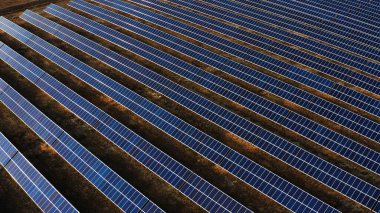 Altai Dağları 'ndaki güneş enerjisi santrali. Hava görünümü.