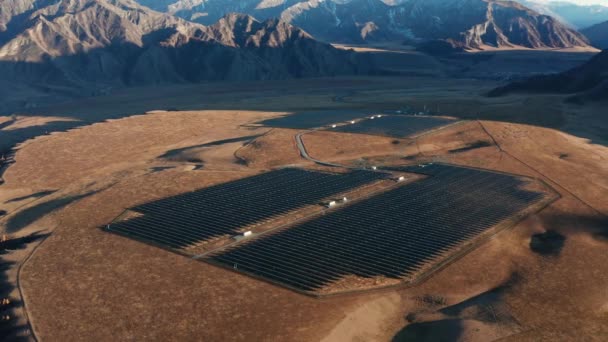 アルタイ山脈の太陽光発電所 空中風景 — ストック動画