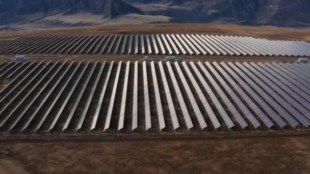 アルタイ山脈の太陽光発電所 空中風景 — ストック動画