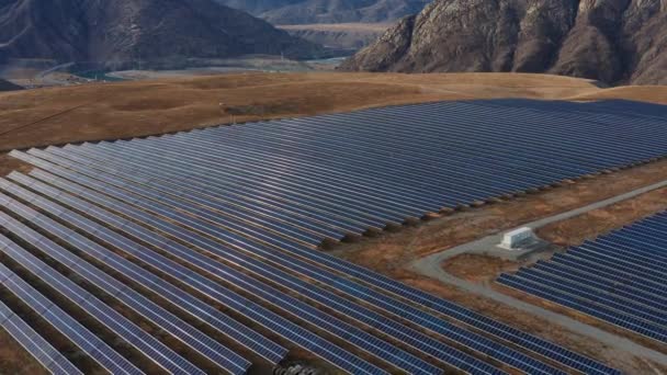 Μονάδα Ηλιακής Ενέργειας Στα Βουνά Αλτάι Αεροφωτογραφία — Αρχείο Βίντεο