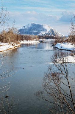Kışın Shikhan Yuraktau adlı kireçtaşından oluşan antik deniz resifinin kalıntıları. Belaya Nehri.