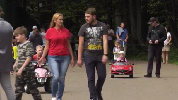 Park Der Förster Baschkiriens Ufa Kinderautovermietung Gehendes Volk — Stockvideo