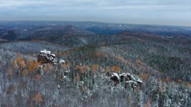 Doğu Sayanlar. Krasnoyarsk Sütunları Ulusal Parkı. Kışın Sibirya Taygası. Hava görünümü.