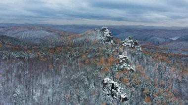 Doğu Sayanlar. Krasnoyarsk Sütunları Ulusal Parkı. Kışın Sibirya Taygası. Hava görünümü.