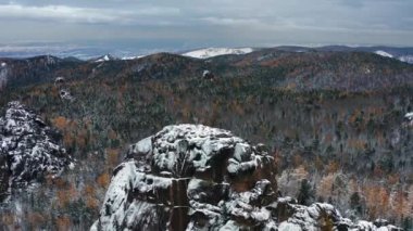 Doğu Sayanlar. Krasnoyarsk Sütunları Ulusal Parkı. Kışın Sibirya Taygası. Hava görünümü.