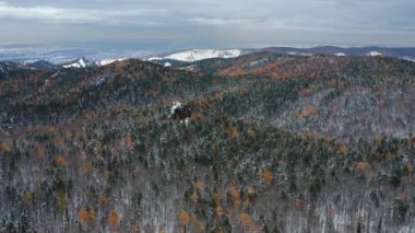 Doğu Sayanlar. Krasnoyarsk Sütunları Ulusal Parkı. Kışın Sibirya Taygası. Hava görünümü.