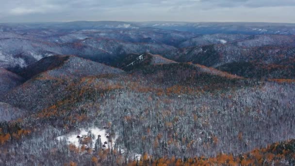 Itäsayalaiset Krasnoyarskin Pylväiden Kansallispuisto Siperian Taiga Talvella Antenninäköala — kuvapankkivideo