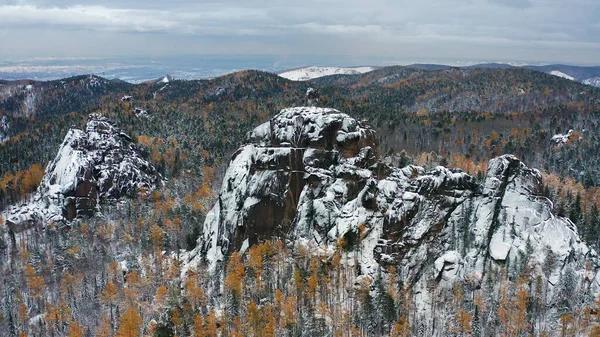 Doğu Sayanlar. Krasnoyarsk Sütunları Ulusal Parkı. Kışın Sibirya Taygası. Hava görünümü.