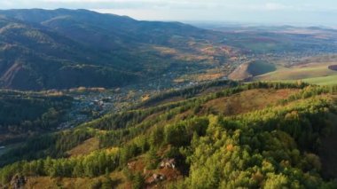 Sonbaharda Altai dağları. Cherginsky tepesi. Altayskoye köyü. Belokurikha tatil köyünün çevresi. Hava görünümü.