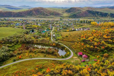 Sonbaharda Altai dağları. Cherginsky tepesi. Altayskoye köyü. Belokurikha tatil köyünün çevresi. Hava görünümü.
