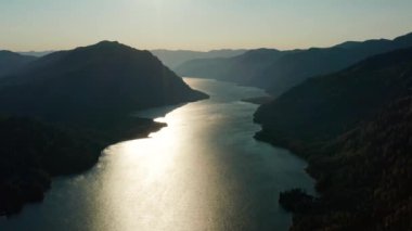 Sonbaharda Altai dağları. Teletskoye Gölü şafakta. Hava görünümü.