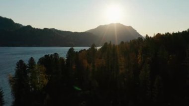 Sonbaharda Altai dağları. Teletskoye Gölü şafakta. Hava görünümü.