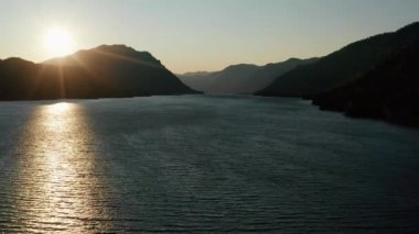 Sonbaharda Altai dağları. Teletskoye Gölü şafakta. Hava görünümü.