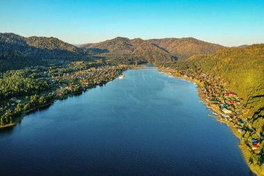 Sonbaharda Altai dağları. Teletskoye Gölü şafakta. Artybash ve Iogach köyleri. Hava görünümü.