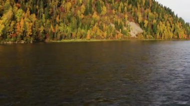 Sonbaharda Altai dağları. Biya Nehri. Hava görünümü.