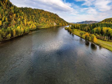 Sonbaharda Altai dağları. Biya Nehri. Hava görünümü.