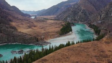 Sonbaharda Altai dağları. Iolgo tepesi ve Katun nehri. Hava görünümü.