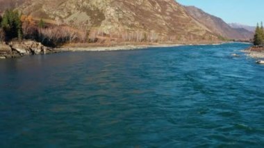 Sonbaharda Altai dağları. Iolgo tepesi ve Katun nehri. Hava görünümü.