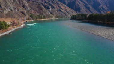 Sonbaharda Altai dağları. Iolgo tepesi ve Katun nehri. Hava görünümü.